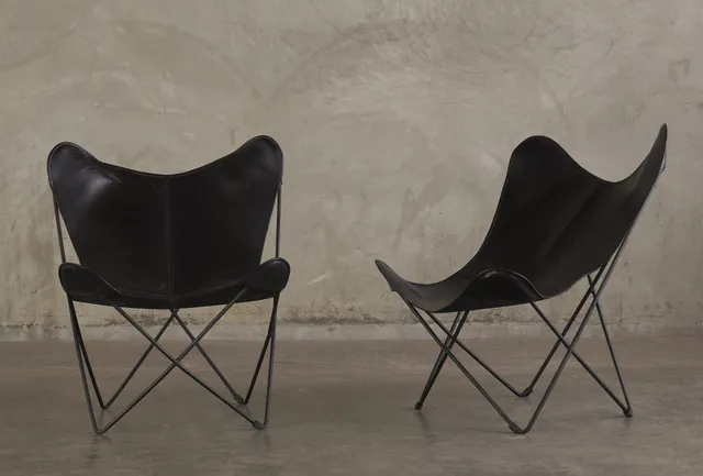 PAIR OF BUTTERFLY LOUNGE CHAIRS, 20TH C